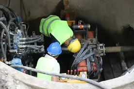 多功能微顶钻机非开挖修复！太原市首次采用这种新技术处置管道病害图片