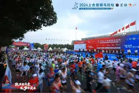2.6万名跑者竞逐2024上合昆明马拉松图片