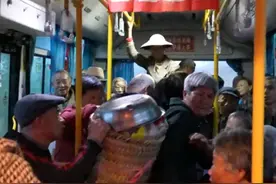 南充凌晨出现背篼公交，背后故事令人感动，早点起来,是习惯,也是希望图片