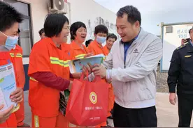 东莞大岭山城管分局开展春节慰问环卫工人活动图片