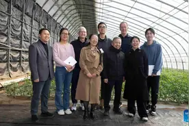 China Focus: Apple CEO Tim Cook pledges to increase investment in China图片