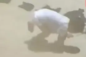 热闻|让人心疼！1岁娃在户外站了5分钟，双脚烫出的水泡像“气球”图片