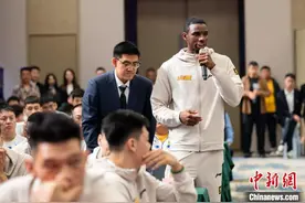 NBA全明星“扣篮王”迪亚洛亮相山西与球迷见面图片