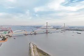 “超级工程”彰显“制造强”！“钢铁彩虹”常泰长江大桥实现“毫米级”精准合龙图片