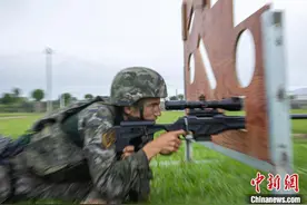 广西贵港武警官兵野外驻训 练强本领图片