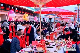 开席！这里的年夜饭太热闹（组图）图片