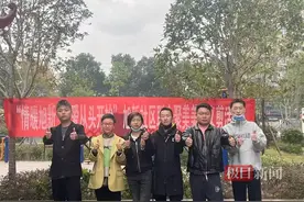 “剪”出美好和幸福！美发店老板坚持义剪，他说想用剪刀传递爱心图片