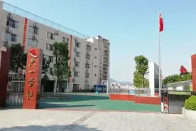 深圳龙华区教育局：一学生校外被打，公安及教育部门介入处置视频封面