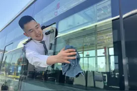 “00后”公交司机上岗，为乘客撑起出行“暖心伞”图片