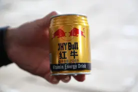 重庆打掉假冒红牛饮料黑窝点：查获“奖红一牛”超16万罐图片