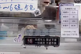 “盲卡”成年轻人新宠，揭秘直播拆卡的背后套路图片