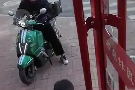小男孩独自街头徘徊 护送娃的外卖小哥找到了图片