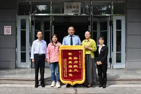 ​危险来时临危不惧 公交驾驶员变身救火英雄图片