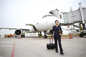 安徽民航首位女机长：爱家庭更爱蓝天图片