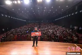 作家班宇香港解读“季节为何漫长”：向前走，莫回头图片