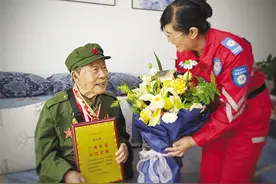 英雄不老，关爱永续 本报“云关爱”活动为两位解放兰州战役参战老兵送上“爱心大礼包”图片
