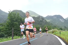 2023万峰林半程马拉松赛开跑图片