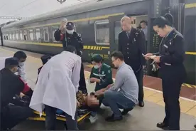 列车上，有人突然口吐白沫！来自桂林的医生挺身而出图片