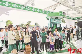用奔跑感受青城秋色图片