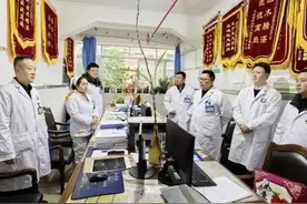 安岳县:三医院党委书记彭洋深入一线查房助力医疗服务质量提升图片