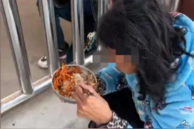 河南一残疾小学生将午饭让给残疾妈妈吃，老师：这份爱超越所有障碍图片