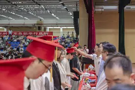 “拥抱高考 担当责任”，“成人礼”为考生加油助威图片