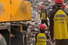 潇湘晨报记者在曼德勒一公寓救援现场，被困废墟的孕妇已救出！正紧急送医图片
