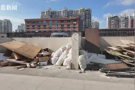 小区建筑垃圾清运坐地起价 收费标准谁说了算？图片