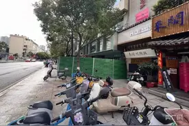 昆明店铺招牌坠落致3死7伤，目击者：5家同时掉落发出巨响！图片