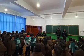 平安建设||以法护航 守护成长——杂多县公安局昂赛派出所开展法治宣讲进校园活动图片