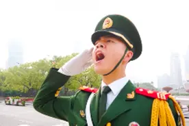 再见了熟悉的军营！退伍前夕，满服役期官兵的“最后一次”视频封面