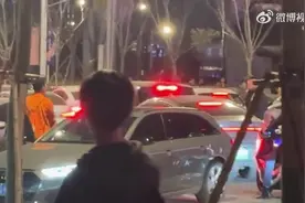 齐鲁德比场下继续！场外四名青岛海牛球迷围着一名泰山球迷骂图片