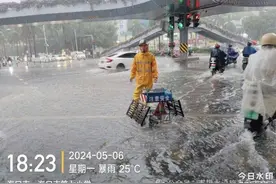 海口暴雨致市区多处积水：市民称雨水曾淹到车轮，目前道路积水已退图片