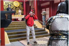 城会玩！周鸿祎开拍首部AI短剧！特效画面由纳米AI搜索生成图片