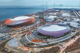 “湾心”体育场馆新春亮灯图片