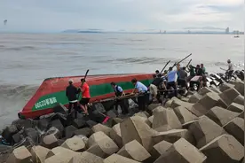 海南陵水一渔船倾覆，警民携手紧急救援图片