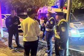 视频｜凌晨2:30 轿车堵道停路口 司机车内呼呼睡图片