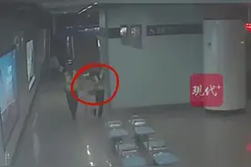“你放心地靠我身上！”女子地铁突发不适女警拥抱安抚图片