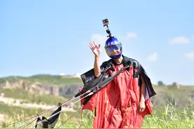 （体育）极限运动——翼装飞行运动员张树鹏在内蒙古飞越黄河图片