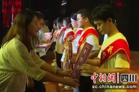自贡：对口帮扶献爱心 情暖优秀学子图片
