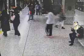 轨交民警连夜翻垃圾找回被弃手机，失主终得完璧归赵图片