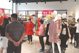 厦门街头现多家“女装工厂店”，价格一般只有商场同等质量服装的三分之一图片