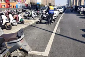 及时清理非机动车  净化辖区停车环境图片