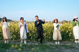 来村旅游人太少，衡阳50岁村支书花海跳舞“引流”走红：游客增了好几千，说想看我图片