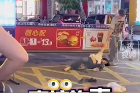 因感情问题，一名男子当街殴打一名女子，警方通报→图片