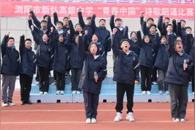 青春狂欢，这所中学的诗歌朗诵比赛精彩纷呈图片