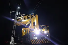 风雪高原行丨每天夜里，他们为高原电气化铁路做一场细致的“手术”图片