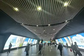 上海地铁徐家汇站换乘通道广告噪声被投诉，目前电子屏声音已关闭图片