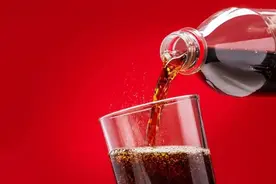 苏打水能促进尿酸排泄？假的！这三类人要少喝或不喝图片