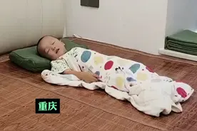 萌娃睡觉时听到训练声迅速“加入”，从起床到出操只需翻个身。网友：是个当兵的好材料。图片